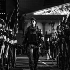 Monochrome image of a military parade in Buenos Aires featuring uniformed soldiers.